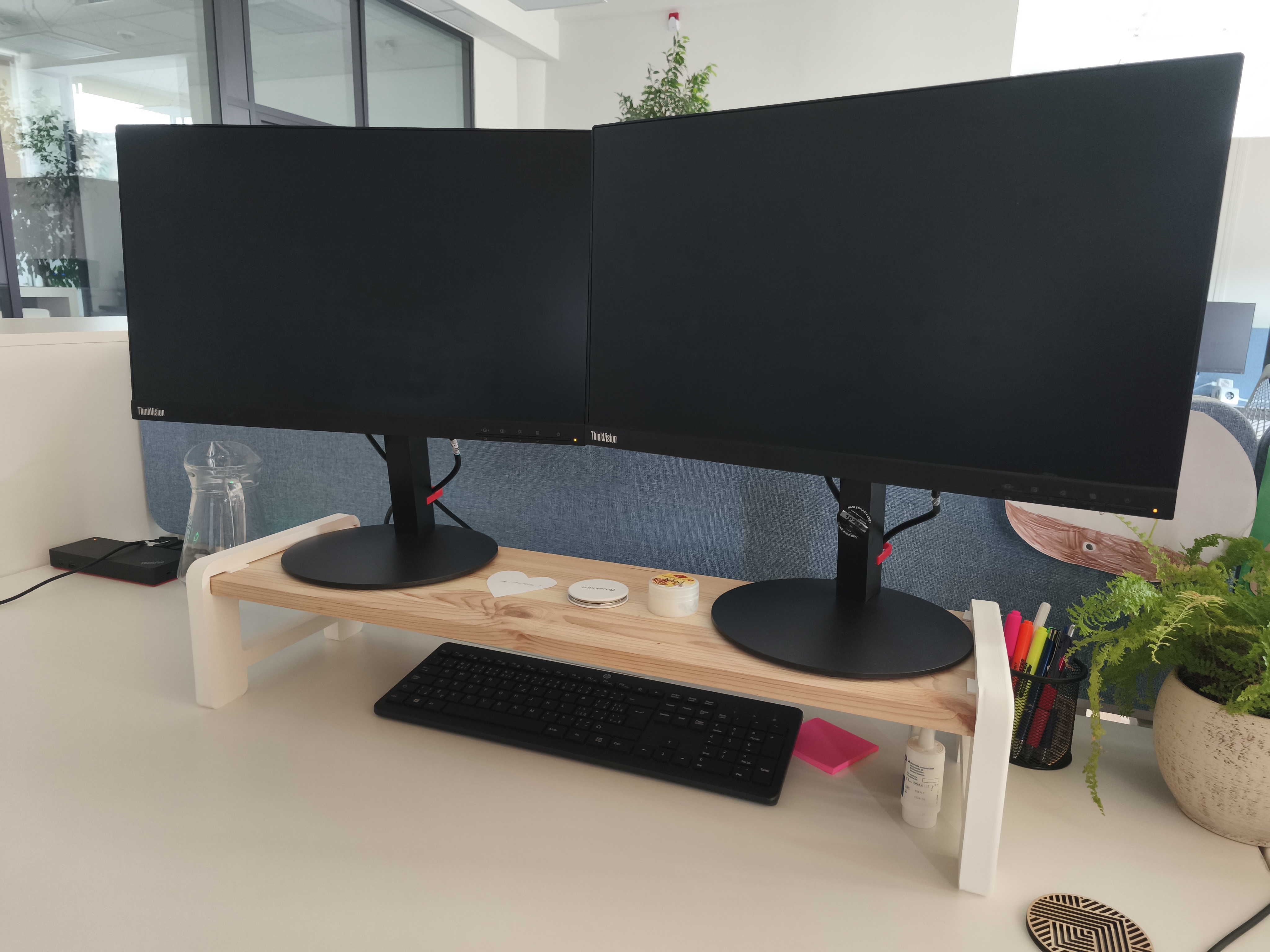 Stolek pod monitor na pracovním stole se dvěma monitory
