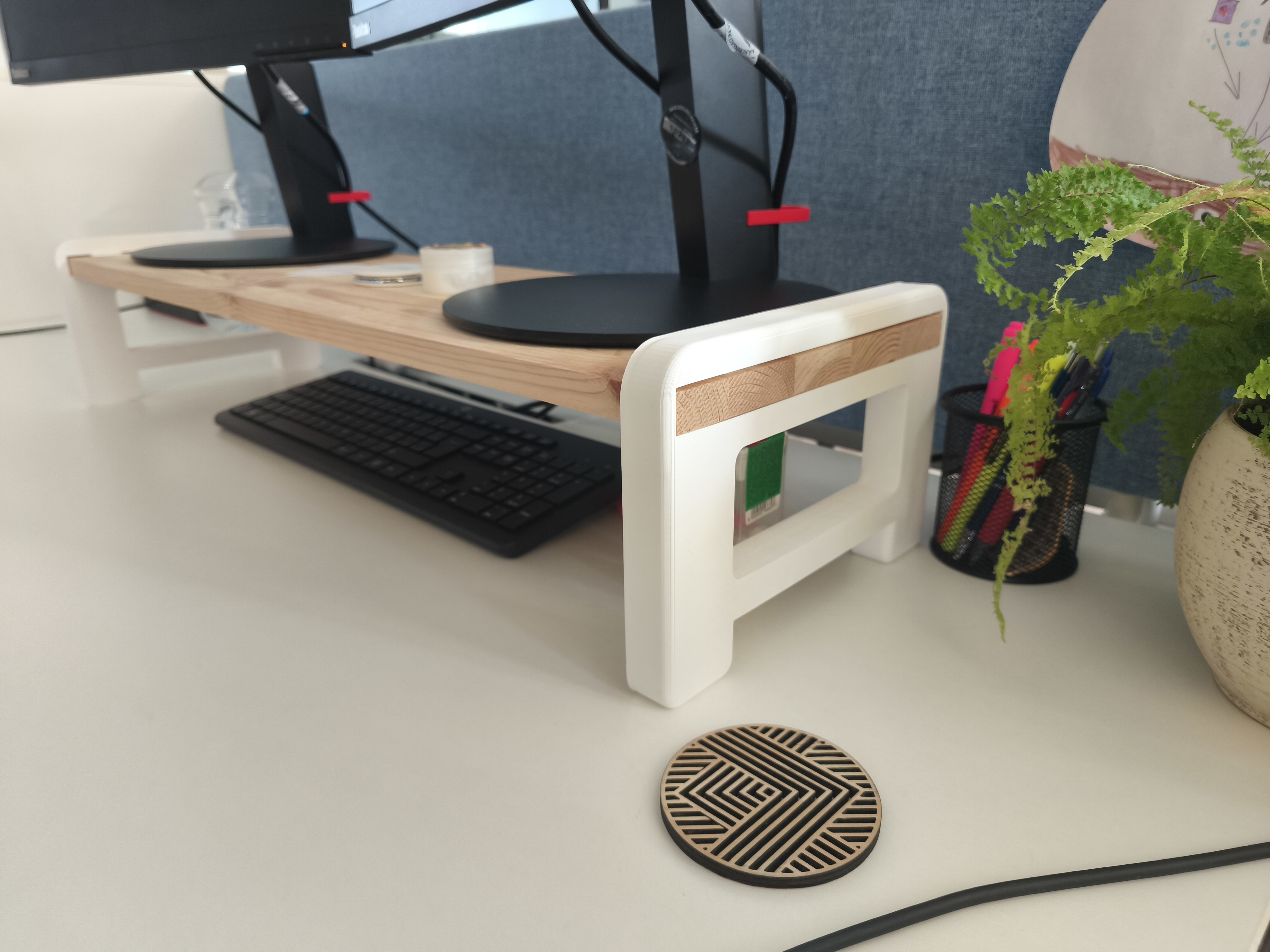 Detail boční konstrukce stolku pod monitor