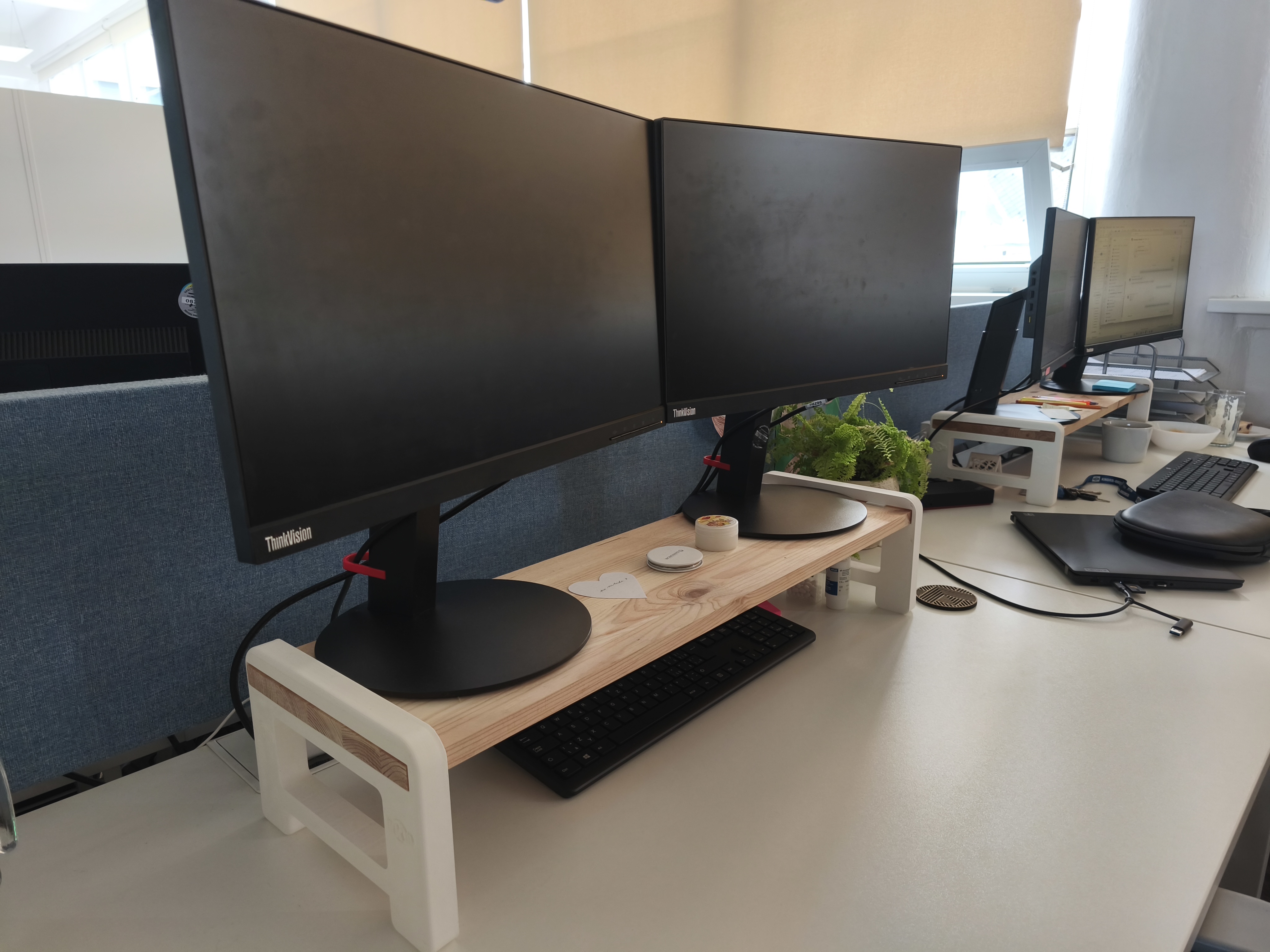 Stolek pod monitor v kancelářském prostředí
